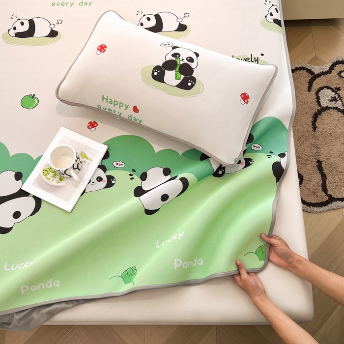 91家纺网 家纺一手货源 找家纺 LIFE.丽芙 2025春夏新款独家研发太空层凉感冰丝枕头套印花包边款 幸运熊猫