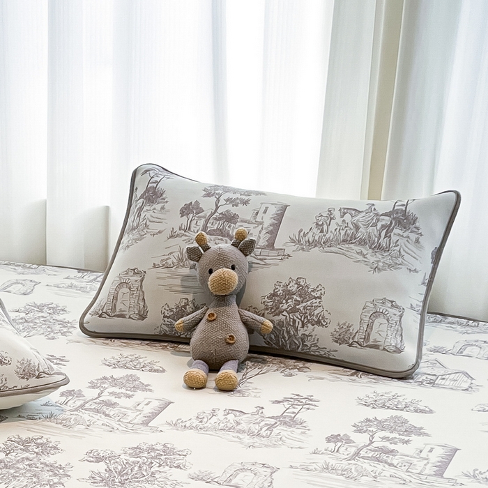 91家纺网 家纺一手货源 找家纺 LIFE.丽芙 2025春夏新款独家研发太空层凉感冰丝枕头套印花包边款 秘密庄园