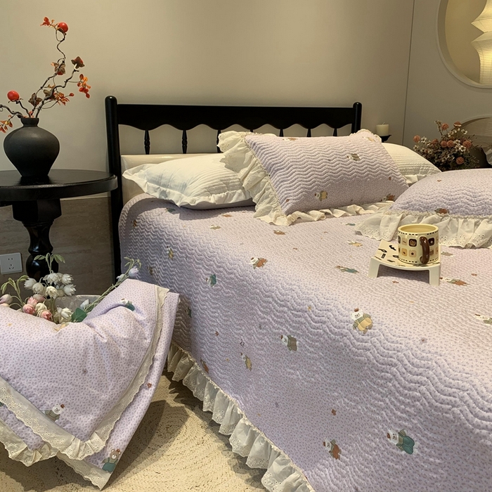 91家纺网 家纺一手货源 找家纺 莱豫家纺 2025春夏新款纯棉全棉花边款床盖三件套 呆呆熊