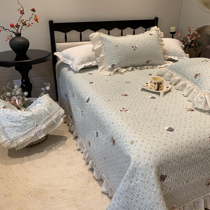 91家纺网 家纺一手货源 找家纺 莱豫家纺 2025春夏新款纯棉全棉花边款床盖三件套 小花熊