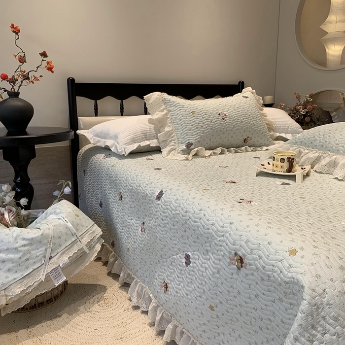 91家纺网 家纺一手货源 找家纺 莱豫家纺 2025春夏新款纯棉全棉花边款床盖三件套 小花熊