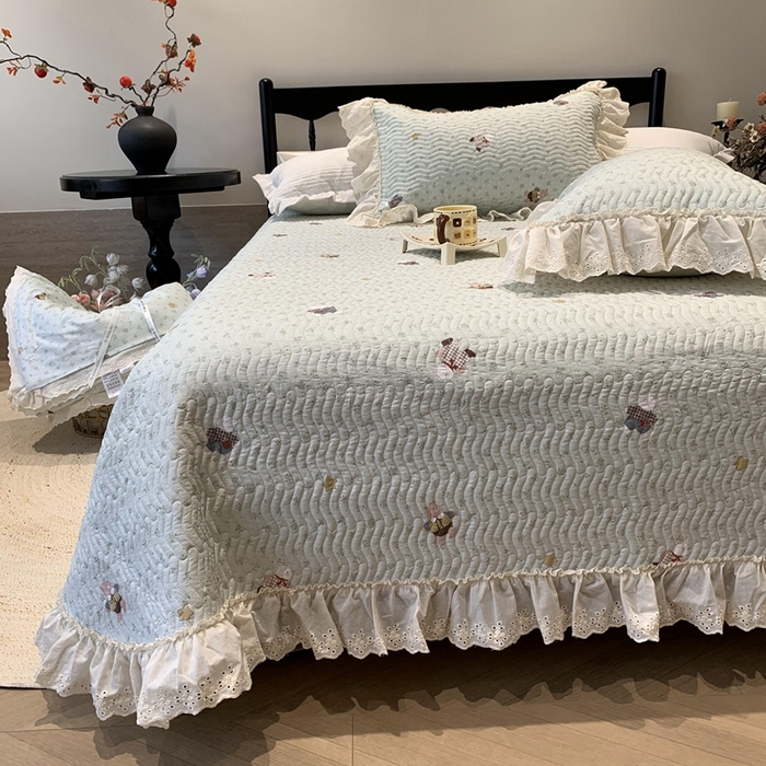 91家纺网 家纺一手货源 找家纺 莱豫家纺 2025春夏新款纯棉全棉花边款床盖三件套 小花熊