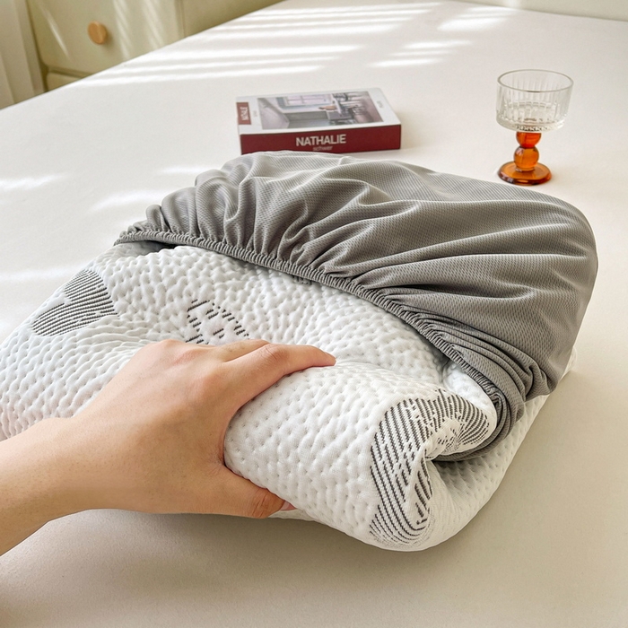 91家纺网 家纺一手货源 找家纺 LIFE.丽芙 2025春夏季新品A类针织提花冰凉豆豆凉感软席床笠三件套加厚冰丝凉席床罩单件（450克）-风格一 熊世界-灰