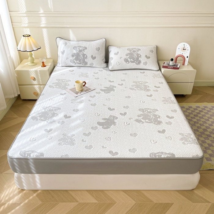 91家纺网 家纺一手货源 找家纺 LIFE.丽芙 2025春夏季新品A类针织提花冰凉豆豆凉感软席床笠三件套加厚冰丝凉席床罩单件（450克）-风格一 熊世界-灰