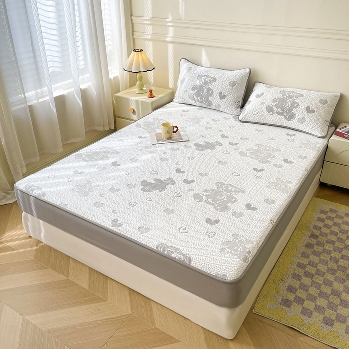 91家纺网 家纺一手货源 找家纺 LIFE.丽芙 2025春夏季新品A类针织提花冰凉豆豆凉感软席床笠三件套加厚冰丝凉席床罩单件（450克）-风格一 熊世界-灰