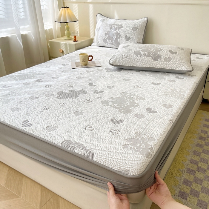 91家纺网 家纺一手货源 找家纺 LIFE.丽芙 2025春夏季新品A类针织提花冰凉豆豆凉感软席床笠三件套加厚冰丝凉席床罩单件（450克）-风格一 熊世界-灰