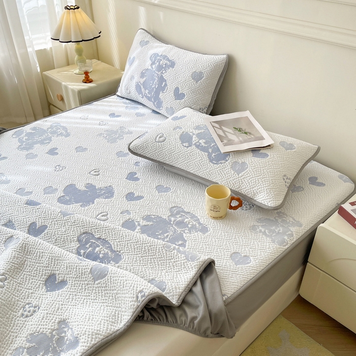 91家纺网 家纺一手货源 找家纺 LIFE.丽芙 2025春夏季新品A类针织提花冰凉豆豆凉感软席床笠三件套加厚冰丝凉席床罩单件（450克）-风格一 熊世界-海蓝