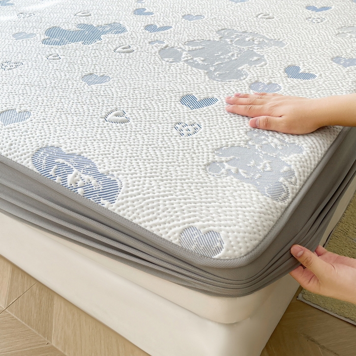 91家纺网 家纺一手货源 找家纺 LIFE.丽芙 2025春夏季新品A类针织提花冰凉豆豆凉感软席床笠三件套加厚冰丝凉席床罩单件（450克）-风格一 熊世界-海蓝