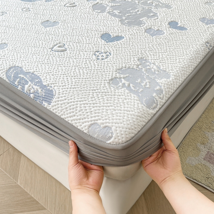 91家纺网 家纺一手货源 找家纺 LIFE.丽芙 2025春夏季新品A类针织提花冰凉豆豆凉感软席床笠三件套加厚冰丝凉席床罩单件（450克）-风格一 熊世界-海蓝