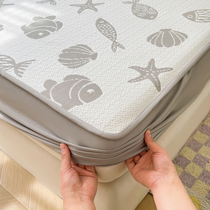 91家纺网 家纺一手货源 找家纺 LIFE.丽芙 2025春夏季新品A类针织提花冰凉豆豆凉感软席床笠三件套加厚冰丝凉席床罩单件（450克）-风格一 海底世界-灰