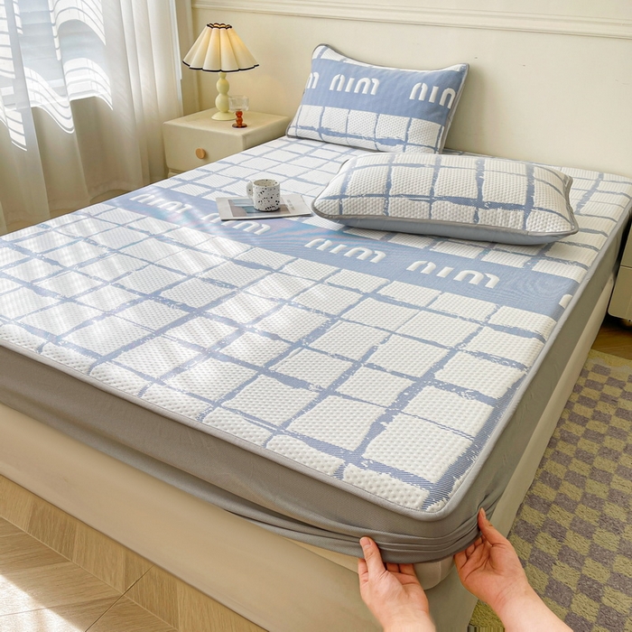 91家纺网 家纺一手货源 找家纺 LIFE.丽芙 2025春夏季新品A类针织提花冰凉豆豆凉感软席床笠三件套加厚冰丝凉席床罩单件（450克）-风格一 几何字母-海蓝