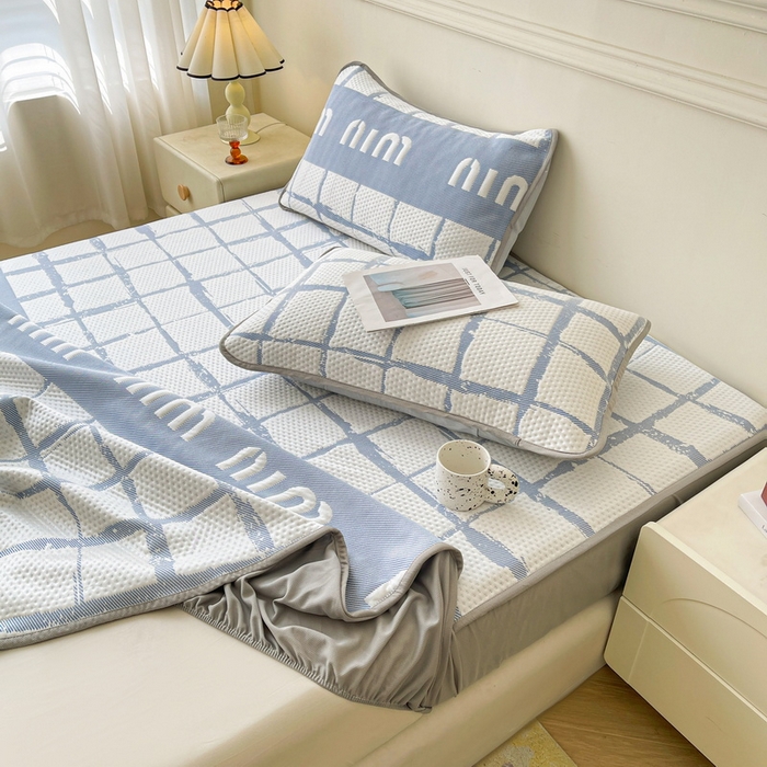 91家纺网 家纺一手货源 找家纺 LIFE.丽芙 2025春夏季新品A类针织提花冰凉豆豆凉感软席床笠三件套加厚冰丝凉席床罩单件（450克）-风格一 几何字母-海蓝