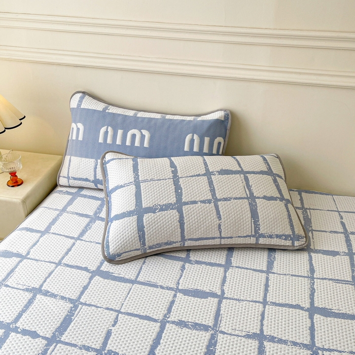 91家纺网 家纺一手货源 找家纺 LIFE.丽芙 2025春夏季新品A类针织提花冰凉豆豆凉感软席床笠三件套加厚冰丝凉席床罩单件（450克）-风格一 几何字母-海蓝