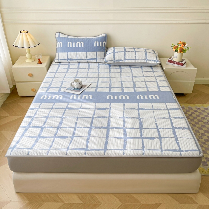 91家纺网 家纺一手货源 找家纺 LIFE.丽芙 2025春夏季新品A类针织提花冰凉豆豆凉感软席床笠三件套加厚冰丝凉席床罩单件（450克）-风格一 几何字母-海蓝