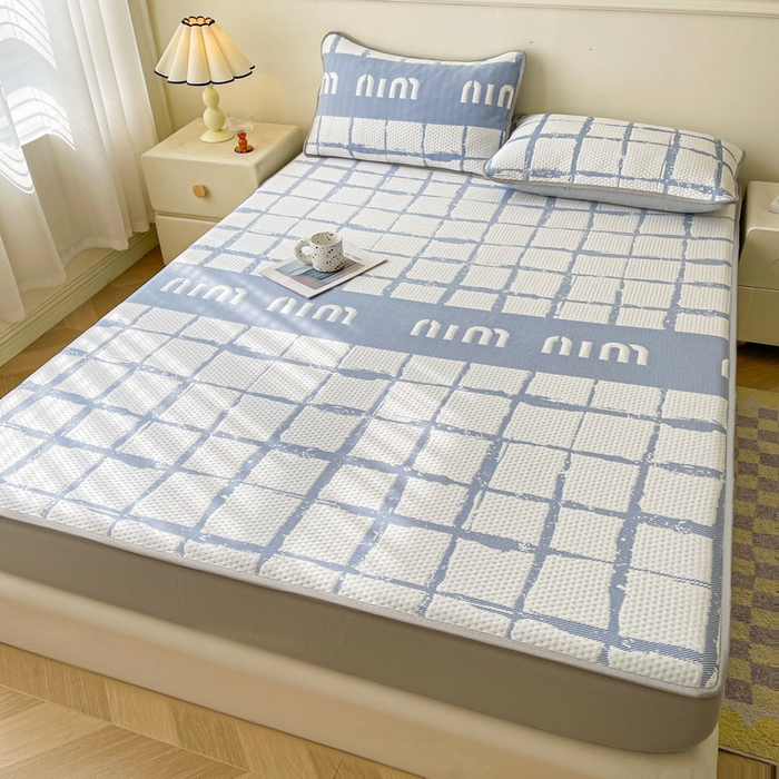 91家纺网 家纺一手货源 找家纺 LIFE.丽芙 2025春夏季新品A类针织提花冰凉豆豆凉感软席床笠三件套加厚冰丝凉席床罩单件（450克）-风格一 几何字母-海蓝