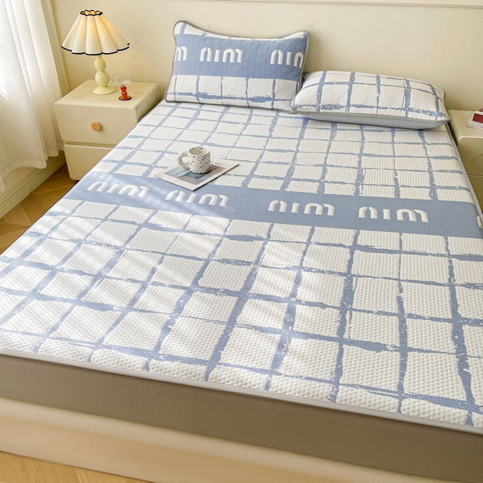 91家纺网 家纺一手货源 找家纺 LIFE.丽芙 2025春夏季新品A类针织提花冰凉豆豆凉感软席床笠三件套加厚冰丝凉席床罩单件（450克）-风格一 几何字母-海蓝