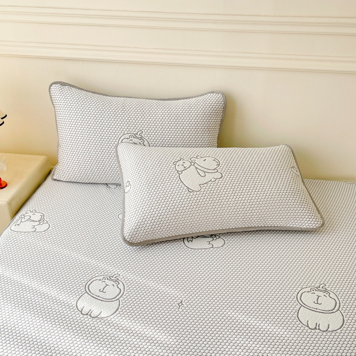 91家纺网 家纺一手货源 找家纺 LIFE.丽芙 2025春夏季新品A类针织提花冰凉豆豆凉感软席床笠三件套加厚冰丝凉席床罩单件（450克）-风格一 卡皮巴拉-灰