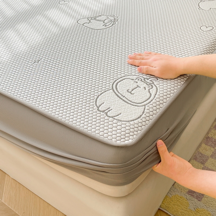 91家纺网 家纺一手货源 找家纺 LIFE.丽芙 2025春夏季新品A类针织提花冰凉豆豆凉感软席床笠三件套加厚冰丝凉席床罩单件（450克）-风格一 卡皮巴拉-灰