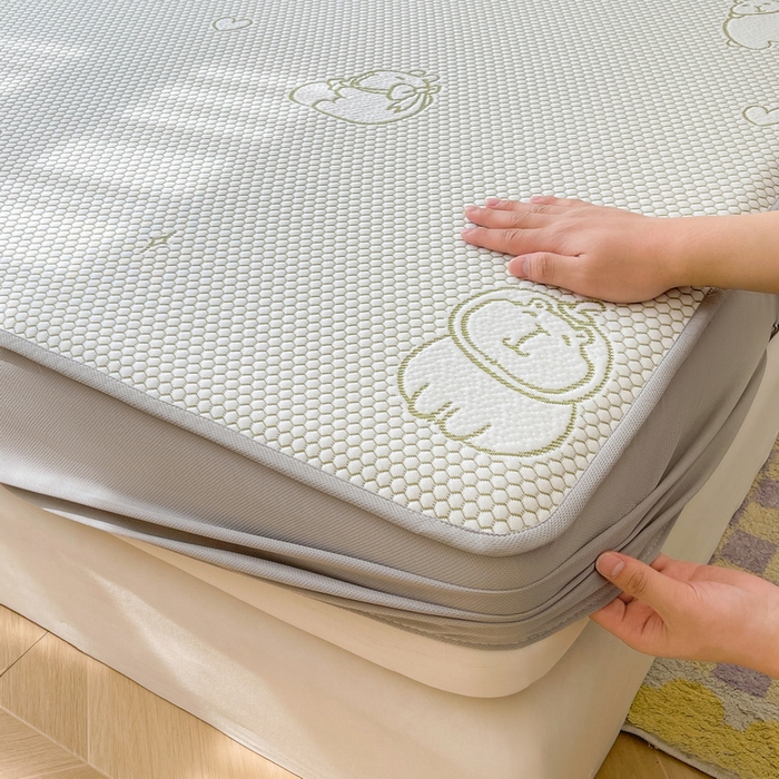 91家纺网 家纺一手货源 找家纺 LIFE.丽芙 2025春夏季新品A类针织提花冰凉豆豆凉感软席床笠三件套加厚冰丝凉席床罩单件（450克）-风格一 卡皮巴拉-绿