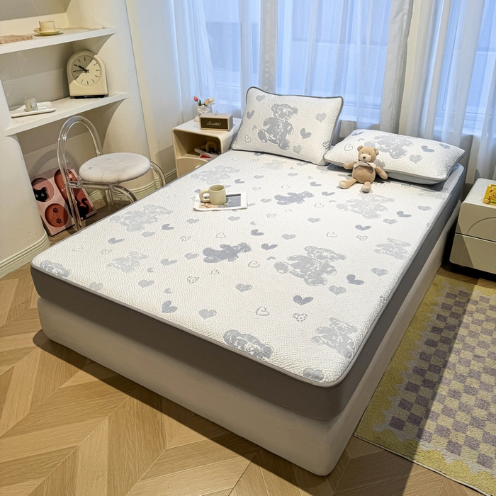 91家纺网 家纺一手货源 找家纺 LIFE.丽芙 2025春夏季新品A类针织提花冰凉豆豆凉感软席床笠三件套加厚冰丝凉席床罩单件（450克）-风格二 熊世界-海蓝