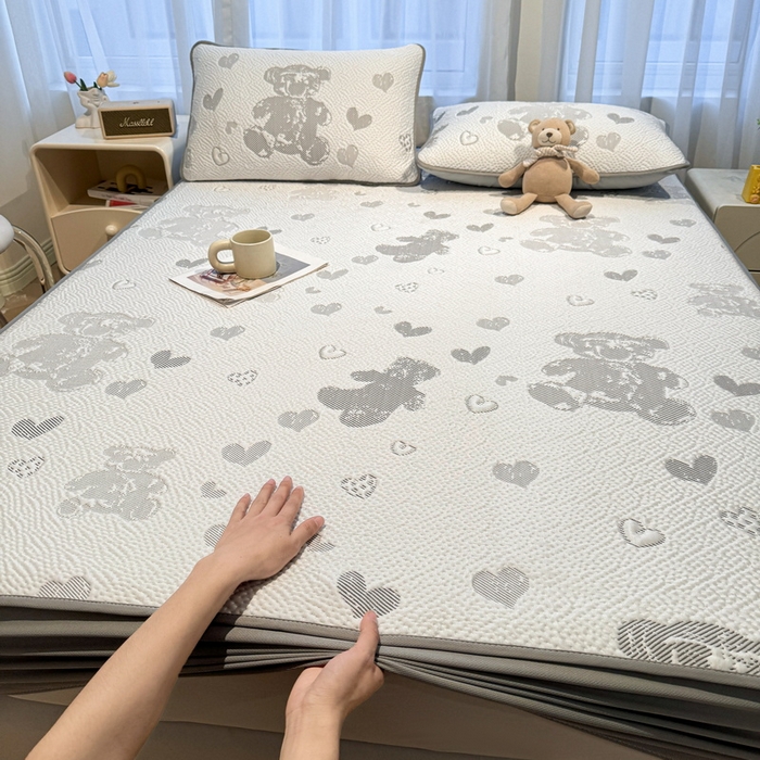 91家纺网 家纺一手货源 找家纺 LIFE.丽芙 2025春夏季新品A类针织提花冰凉豆豆凉感软席床笠三件套加厚冰丝凉席床罩单件（450克）-风格二 熊世界-灰