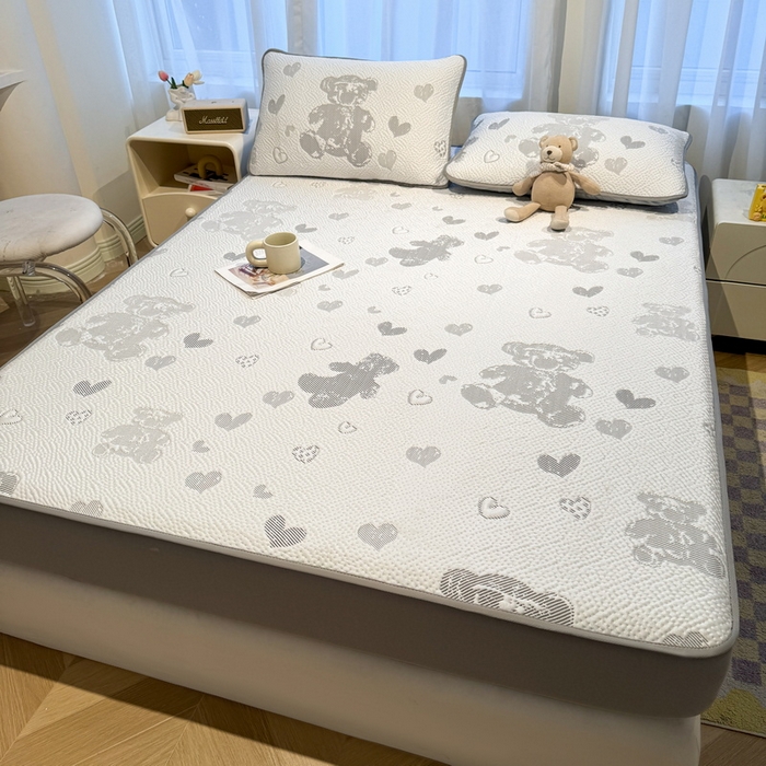 91家纺网 家纺一手货源 找家纺 LIFE.丽芙 2025春夏季新品A类针织提花冰凉豆豆凉感软席床笠三件套加厚冰丝凉席床罩单件（450克）-风格二 熊世界-灰