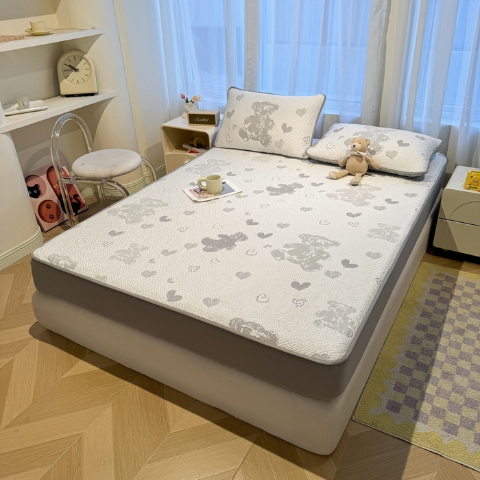 91家纺网 家纺一手货源 找家纺 LIFE.丽芙 2025春夏季新品A类针织提花冰凉豆豆凉感软席床笠三件套加厚冰丝凉席床罩单件（450克）-风格二 熊世界-灰