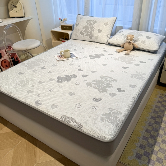 91家纺网 家纺一手货源 找家纺 LIFE.丽芙 2025春夏季新品A类针织提花冰凉豆豆凉感软席床笠三件套加厚冰丝凉席床罩单件（450克）-风格二 熊世界-灰