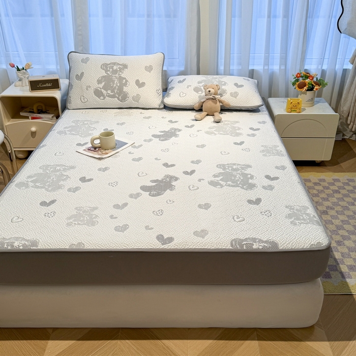 91家纺网 家纺一手货源 找家纺 LIFE.丽芙 2025春夏季新品A类针织提花冰凉豆豆凉感软席床笠三件套加厚冰丝凉席床罩单件（450克）-风格二 熊世界-灰