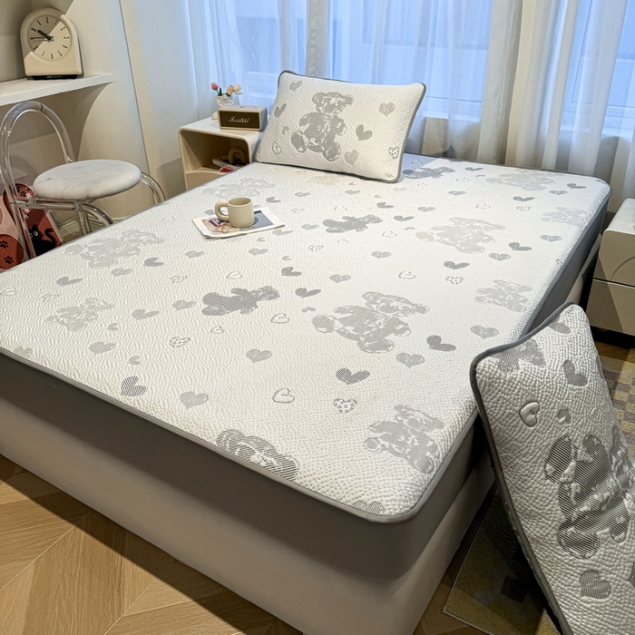 91家纺网 家纺一手货源 找家纺 LIFE.丽芙 2025春夏季新品A类针织提花冰凉豆豆凉感软席床笠三件套加厚冰丝凉席床罩单件（450克）-风格二 熊世界-灰