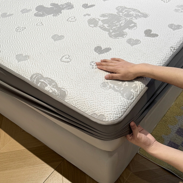 91家纺网 家纺一手货源 找家纺 LIFE.丽芙 2025春夏季新品A类针织提花冰凉豆豆凉感软席床笠三件套加厚冰丝凉席床罩单件（450克）-风格二 熊世界-灰