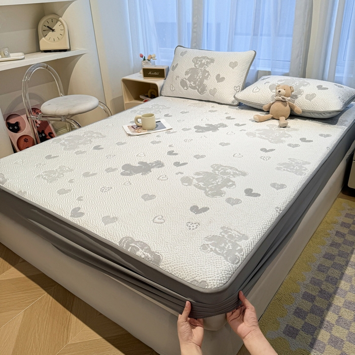 91家纺网 家纺一手货源 找家纺 LIFE.丽芙 2025春夏季新品A类针织提花冰凉豆豆凉感软席床笠三件套加厚冰丝凉席床罩单件（450克）-风格二 熊世界-灰