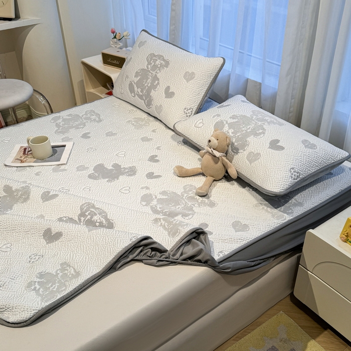 91家纺网 家纺一手货源 找家纺 LIFE.丽芙 2025春夏季新品A类针织提花冰凉豆豆凉感软席床笠三件套加厚冰丝凉席床罩单件（450克）-风格二 熊世界-灰