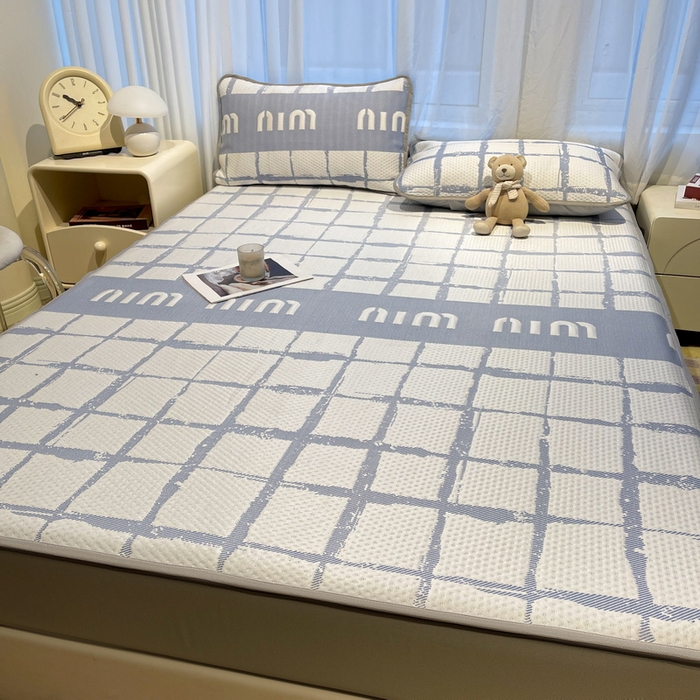 91家纺网 家纺一手货源 找家纺 LIFE.丽芙 2025春夏季新品A类针织提花冰凉豆豆凉感软席床笠三件套加厚冰丝凉席床罩单件（450克）-风格二 几何字母-海蓝