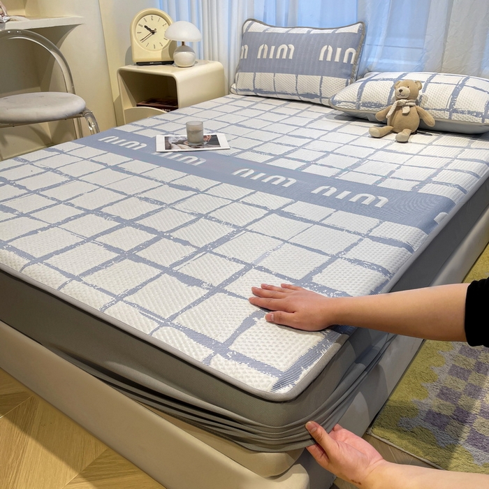 91家纺网 家纺一手货源 找家纺 LIFE.丽芙 2025春夏季新品A类针织提花冰凉豆豆凉感软席床笠三件套加厚冰丝凉席床罩单件（450克）-风格二 几何字母-海蓝