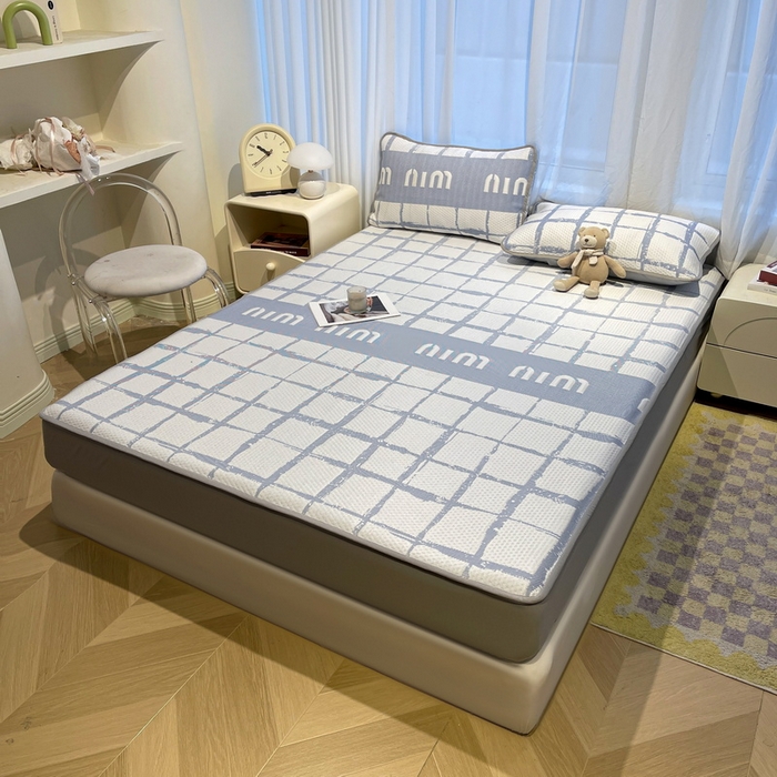 91家纺网 家纺一手货源 找家纺 LIFE.丽芙 2025春夏季新品A类针织提花冰凉豆豆凉感软席床笠三件套加厚冰丝凉席床罩单件（450克）-风格二 几何字母-海蓝