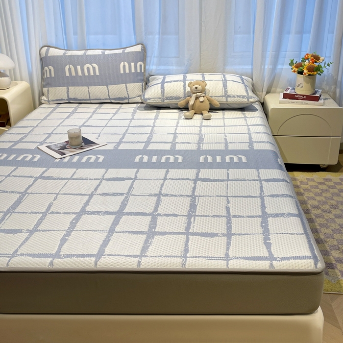 91家纺网 家纺一手货源 找家纺 LIFE.丽芙 2025春夏季新品A类针织提花冰凉豆豆凉感软席床笠三件套加厚冰丝凉席床罩单件（450克）-风格二 几何字母-海蓝