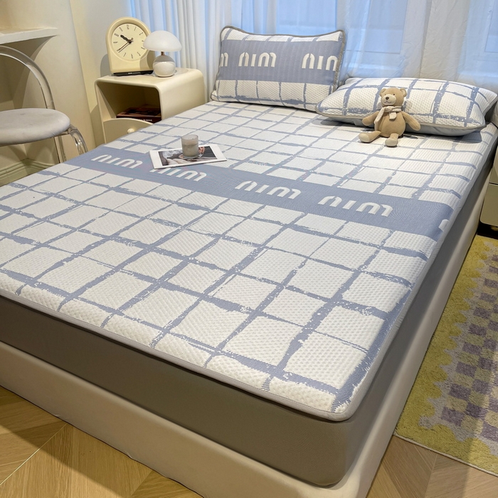 91家纺网 家纺一手货源 找家纺 LIFE.丽芙 2025春夏季新品A类针织提花冰凉豆豆凉感软席床笠三件套加厚冰丝凉席床罩单件（450克）-风格二 几何字母-海蓝