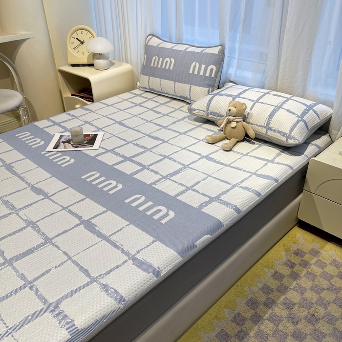 91家纺网 家纺一手货源 找家纺 LIFE.丽芙 2025春夏季新品A类针织提花冰凉豆豆凉感软席床笠三件套加厚冰丝凉席床罩单件（450克）-风格二 几何字母-海蓝