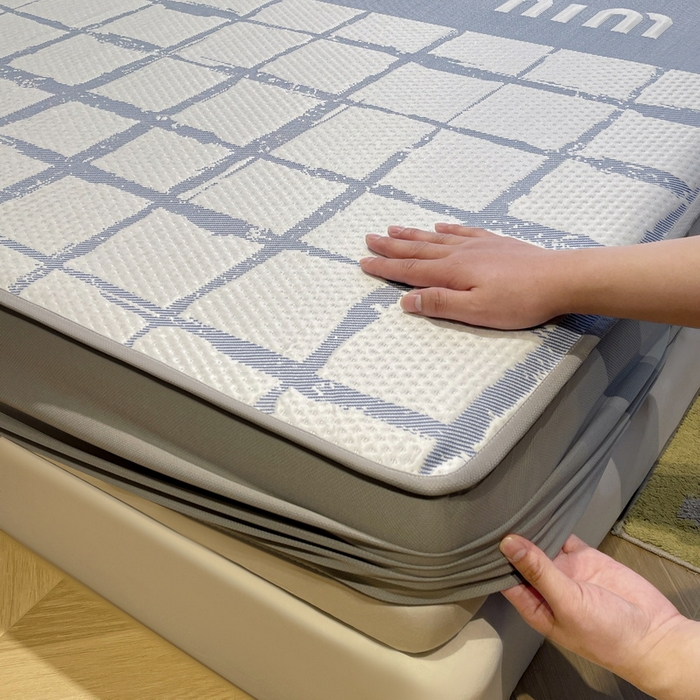 91家纺网 家纺一手货源 找家纺 LIFE.丽芙 2025春夏季新品A类针织提花冰凉豆豆凉感软席床笠三件套加厚冰丝凉席床罩单件（450克）-风格二 几何字母-海蓝