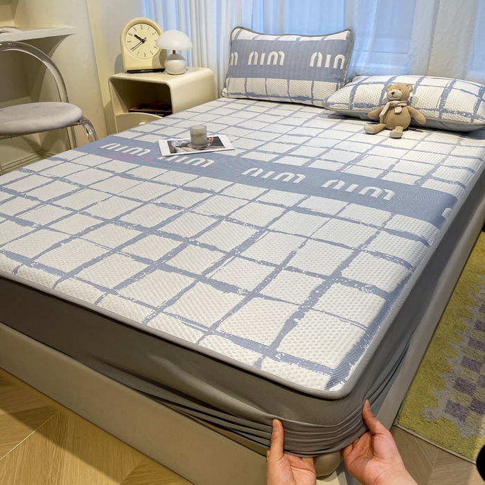 91家纺网 家纺一手货源 找家纺 LIFE.丽芙 2025春夏季新品A类针织提花冰凉豆豆凉感软席床笠三件套加厚冰丝凉席床罩单件（450克）-风格二 几何字母-海蓝