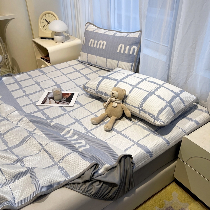 91家纺网 家纺一手货源 找家纺 LIFE.丽芙 2025春夏季新品A类针织提花冰凉豆豆凉感软席床笠三件套加厚冰丝凉席床罩单件（450克）-风格二 几何字母-海蓝