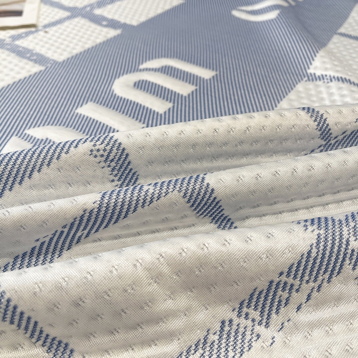 91家纺网 家纺一手货源 找家纺 LIFE.丽芙 2025春夏季新品A类针织提花冰凉豆豆凉感软席床笠三件套加厚冰丝凉席床罩单件（450克）-风格二 几何字母-海蓝