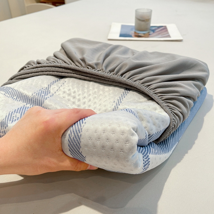 91家纺网 家纺一手货源 找家纺 LIFE.丽芙 2025春夏季新品A类针织提花冰凉豆豆凉感软席床笠三件套加厚冰丝凉席床罩单件（450克）-风格二 几何字母-海蓝