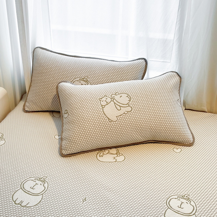 91家纺网 家纺一手货源 找家纺 LIFE.丽芙 2025春夏季新品A类针织提花冰凉豆豆凉感软席床笠三件套加厚冰丝凉席床罩单件（450克）-风格二 卡皮巴拉-绿