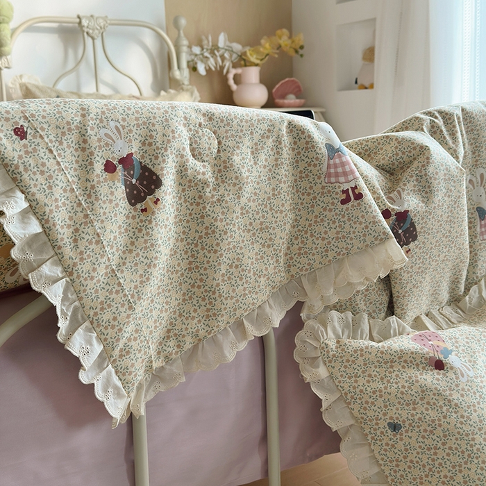 91家纺网 家纺一手货源 找家纺 绫韵家纺 2025新品夏季韩式浪漫小花边空调被夏被薄被子套件系列 百丽兔