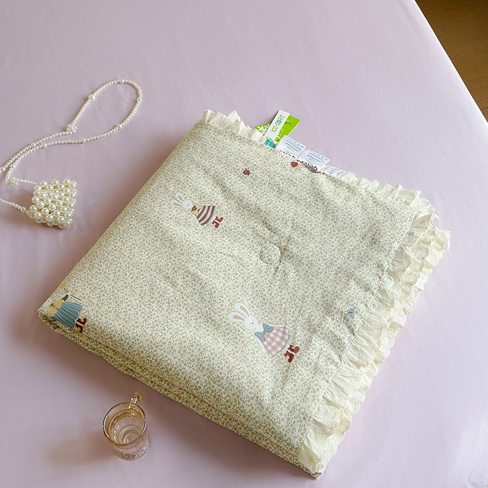 91家纺网 家纺一手货源 找家纺 绫韵家纺 2025新品夏季韩式浪漫小花边空调被夏被薄被子套件系列 百丽兔