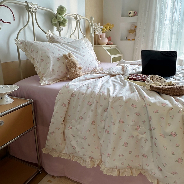 91家纺网 家纺一手货源 找家纺 绫韵家纺 2025新品夏季韩式浪漫小花边空调被夏被薄被子套件系列 艾米丽