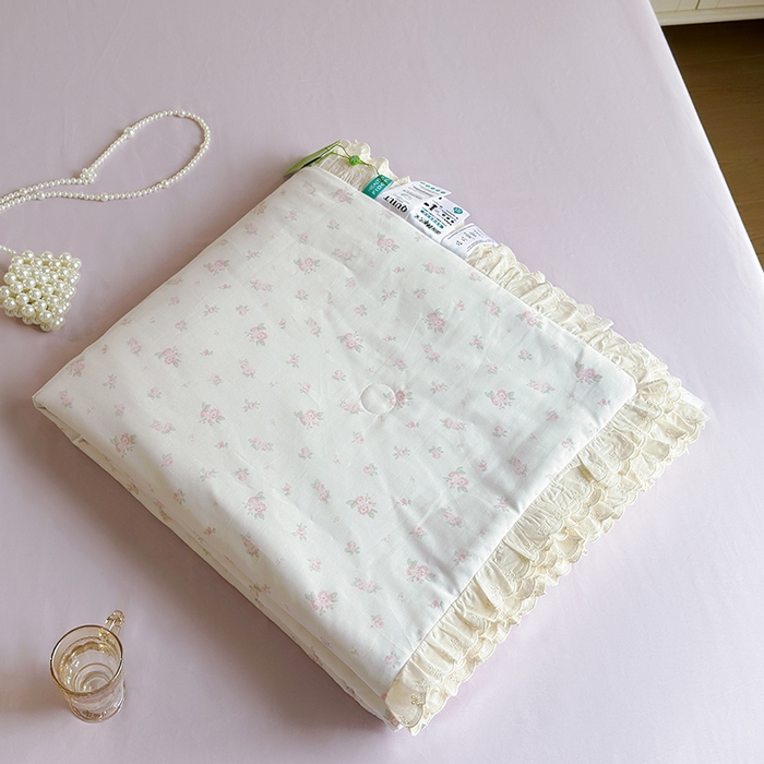 91家纺网 家纺一手货源 找家纺 绫韵家纺 2025新品夏季韩式浪漫小花边空调被夏被薄被子套件系列 艾米丽