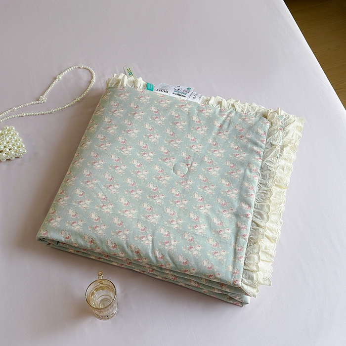 91家纺网 家纺一手货源 找家纺 绫韵家纺 2025新品夏季韩式浪漫小花边空调被夏被薄被子套件系列 黛蕊幽梦